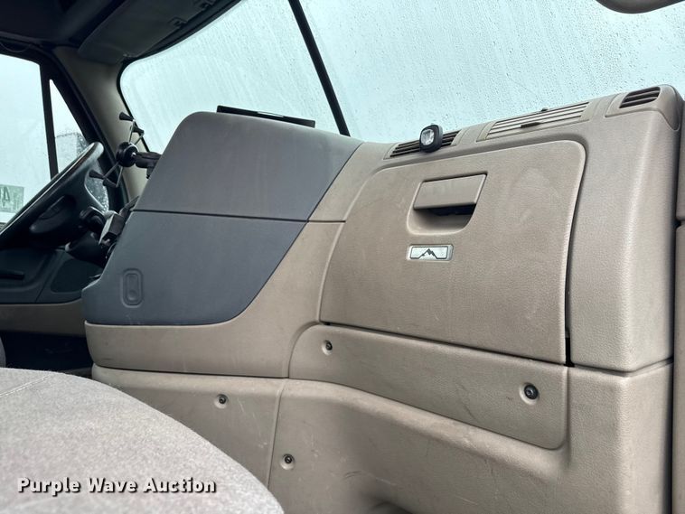 image for item YA2378 2017 Freightliner Cascadia 125 semi truck