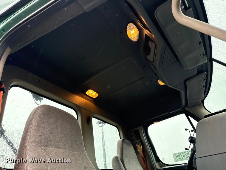 image for item YA2378 2017 Freightliner Cascadia 125 semi truck