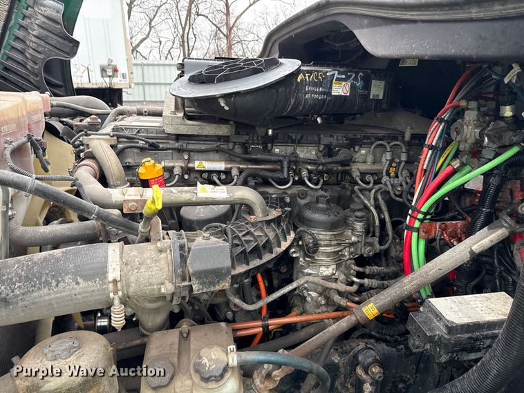 image for item YA2378 2017 Freightliner Cascadia 125 semi truck