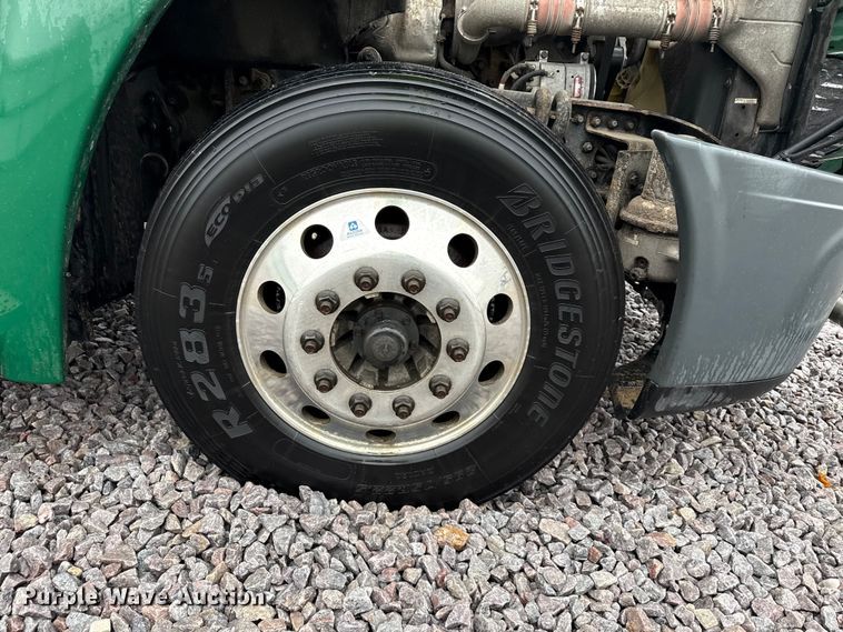 image for item YA2378 2017 Freightliner Cascadia 125 semi truck