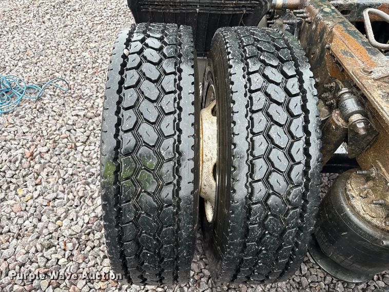 image for item YA2378 2017 Freightliner Cascadia 125 semi truck