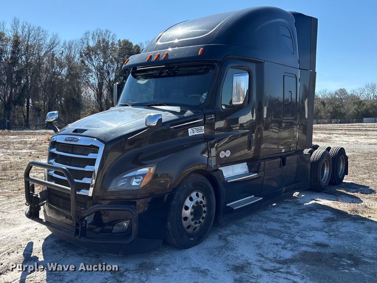 image for item YA2414 2020 Freightliner Cascadia semi truck