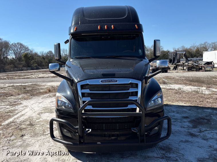 image for item YA2414 2020 Freightliner Cascadia semi truck