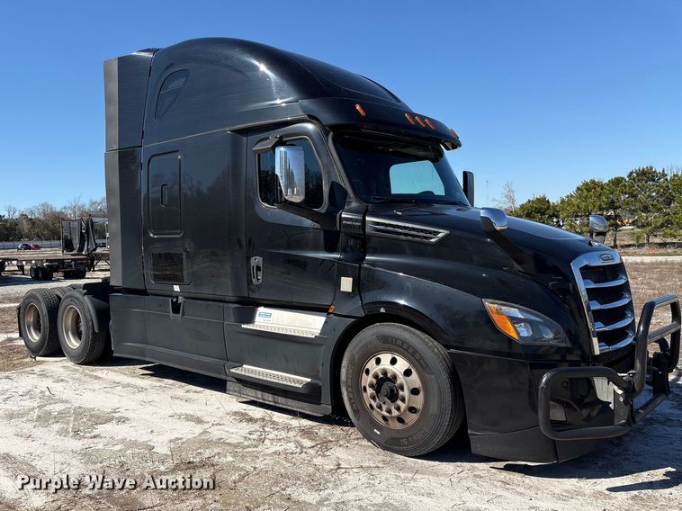 image for item YA2414 2020 Freightliner Cascadia semi truck