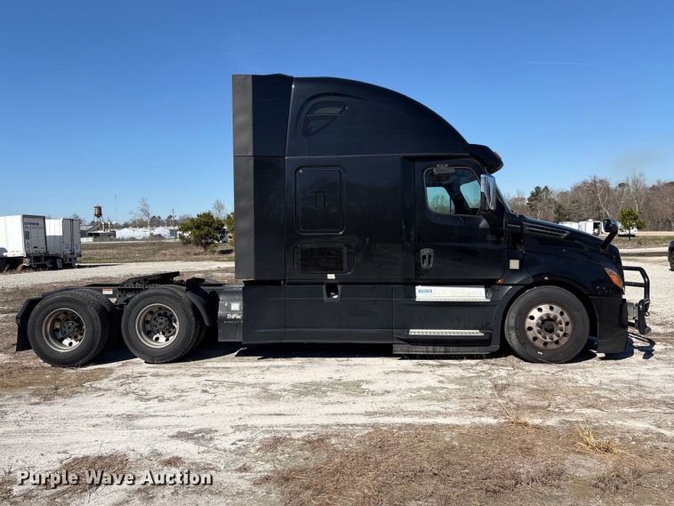 image for item YA2414 2020 Freightliner Cascadia semi truck