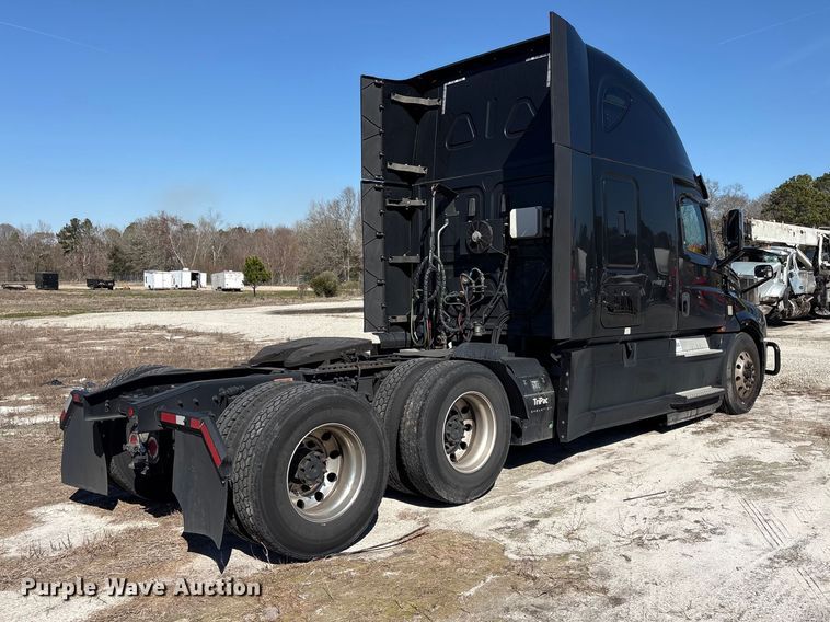 image for item YA2414 2020 Freightliner Cascadia semi truck