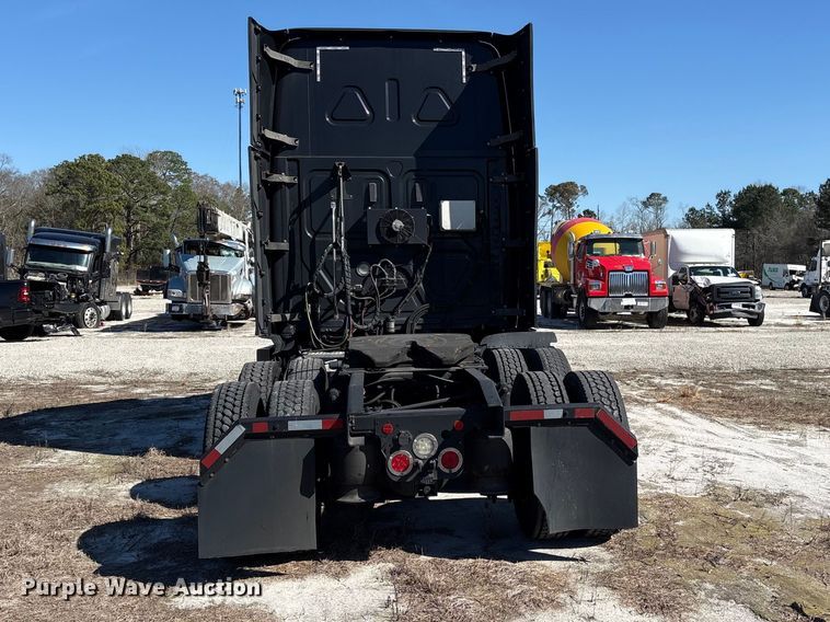 image for item YA2414 2020 Freightliner Cascadia semi truck