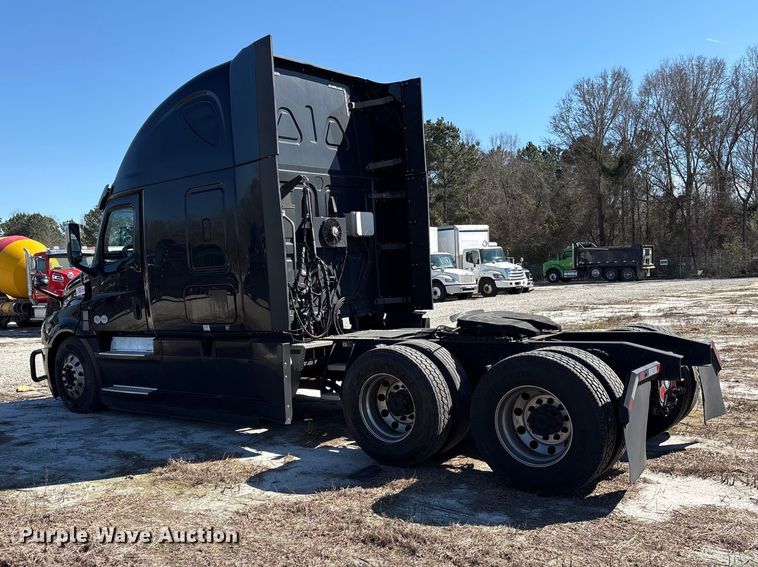 image for item YA2414 2020 Freightliner Cascadia semi truck