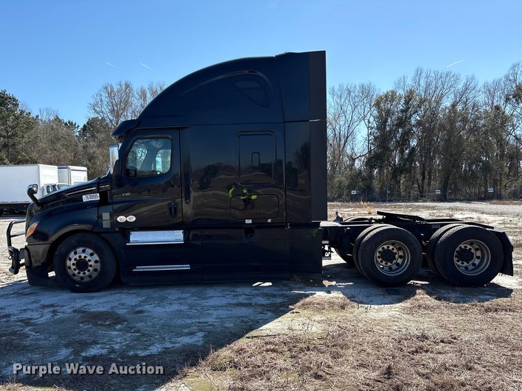 image for item YA2414 2020 Freightliner Cascadia semi truck