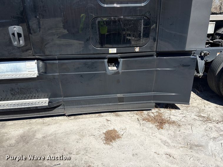 image for item YA2414 2020 Freightliner Cascadia semi truck