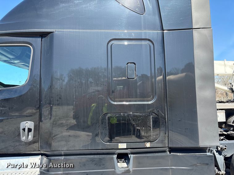 image for item YA2414 2020 Freightliner Cascadia semi truck
