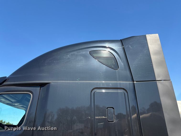 image for item YA2414 2020 Freightliner Cascadia semi truck