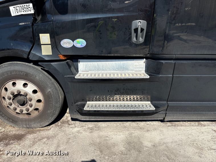 image for item YA2414 2020 Freightliner Cascadia semi truck