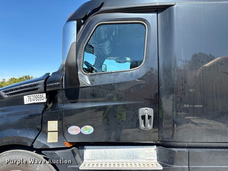 image for item YA2414 2020 Freightliner Cascadia semi truck