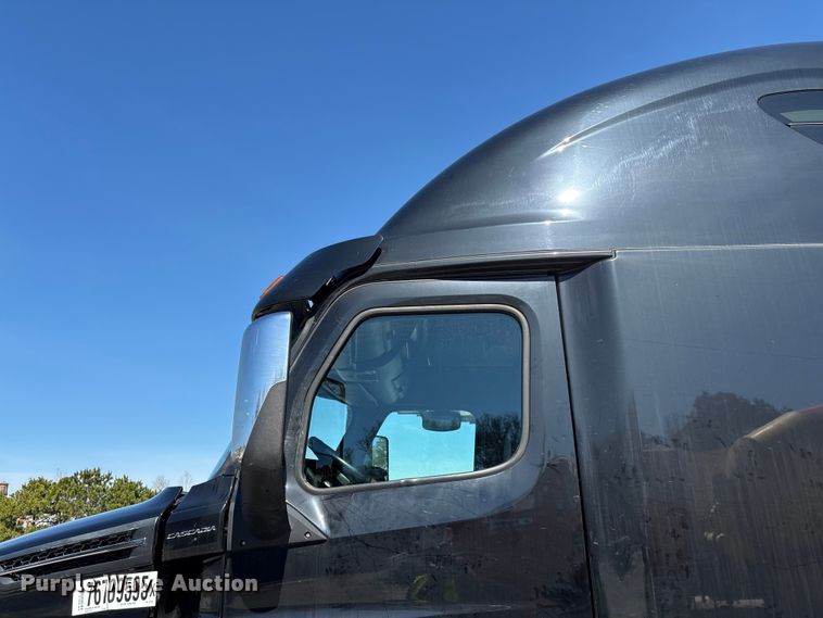 image for item YA2414 2020 Freightliner Cascadia semi truck