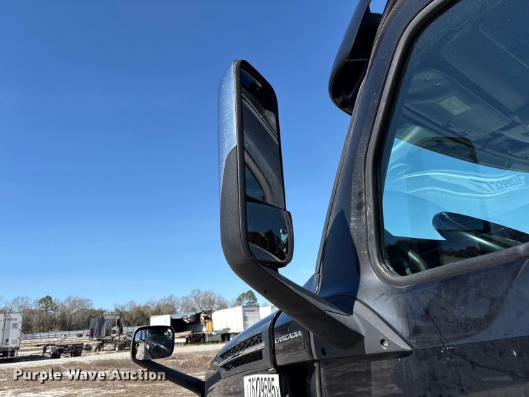image for item YA2414 2020 Freightliner Cascadia semi truck