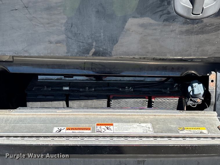 image for item YA2414 2020 Freightliner Cascadia semi truck