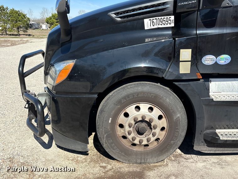 image for item YA2414 2020 Freightliner Cascadia semi truck