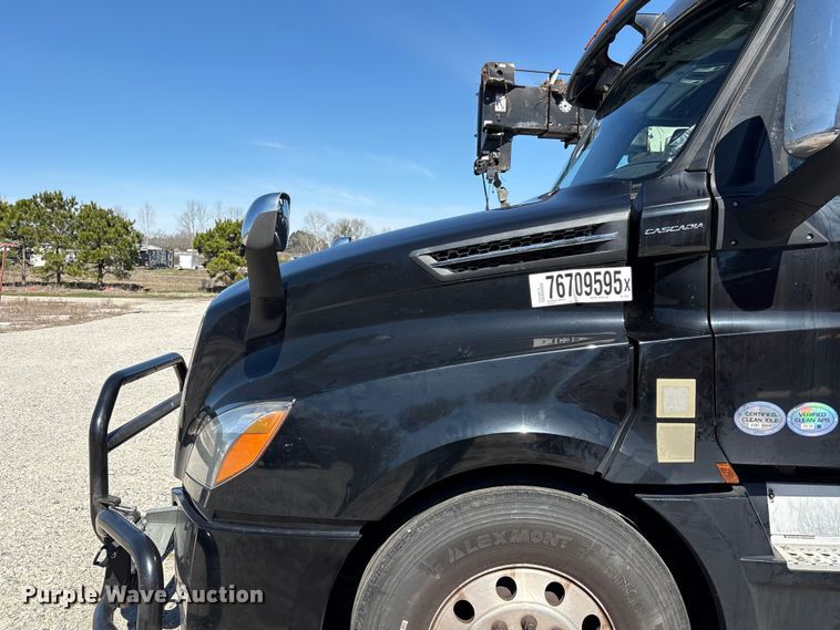 image for item YA2414 2020 Freightliner Cascadia semi truck