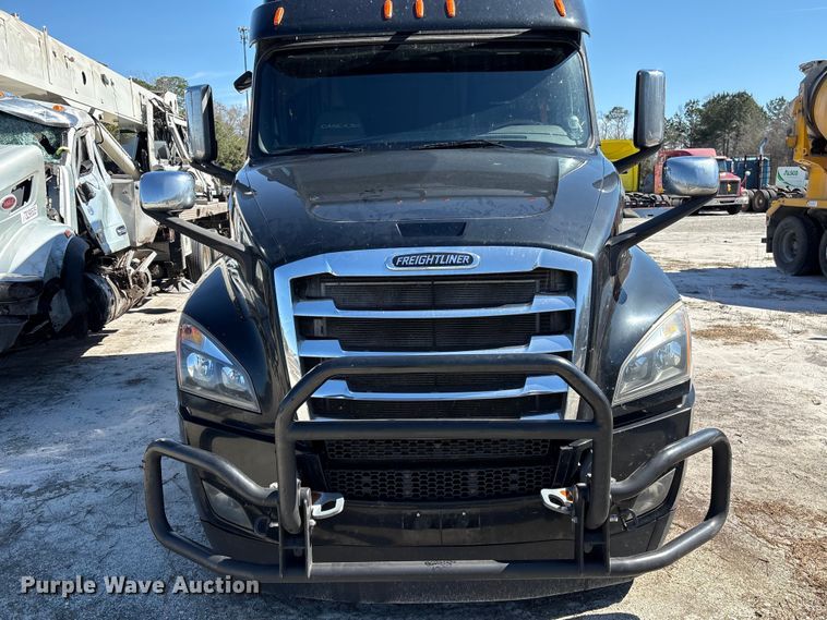 image for item YA2414 2020 Freightliner Cascadia semi truck