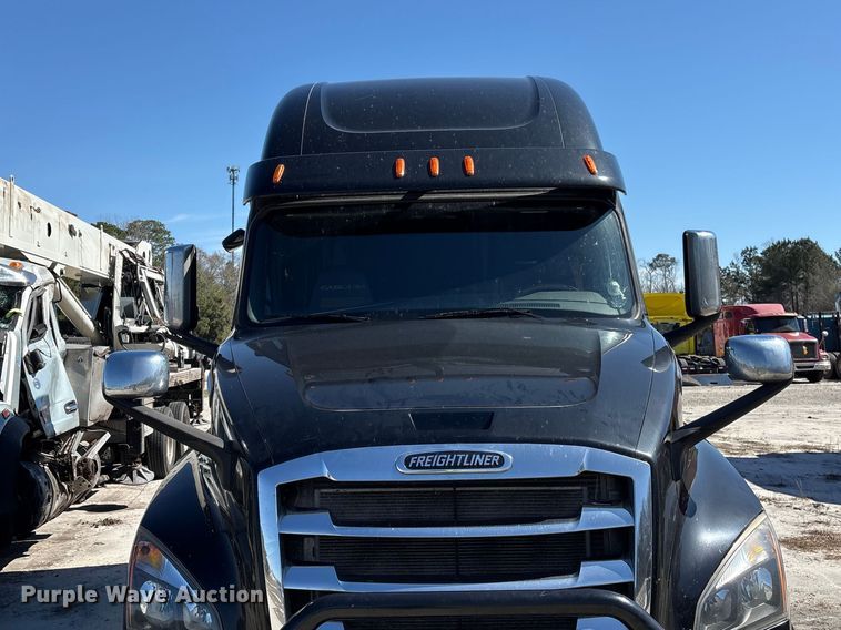 image for item YA2414 2020 Freightliner Cascadia semi truck