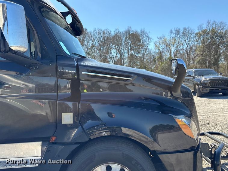 image for item YA2414 2020 Freightliner Cascadia semi truck
