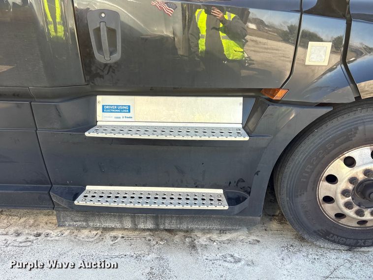 image for item YA2414 2020 Freightliner Cascadia semi truck