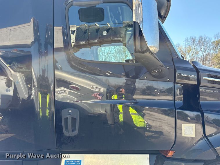 image for item YA2414 2020 Freightliner Cascadia semi truck