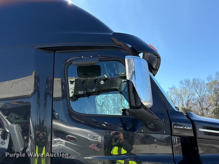 image for item YA2414 2020 Freightliner Cascadia semi truck