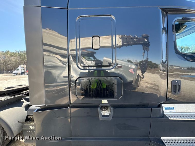 image for item YA2414 2020 Freightliner Cascadia semi truck