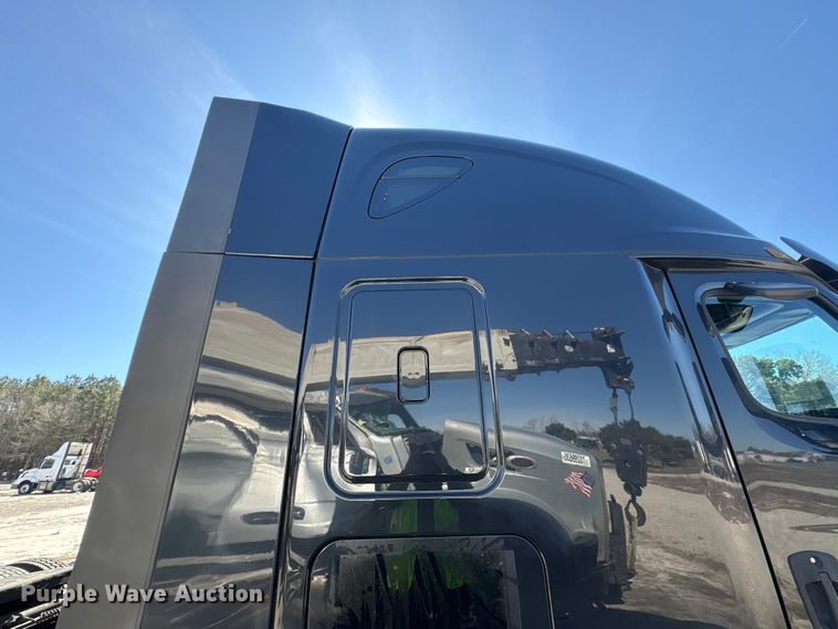 image for item YA2414 2020 Freightliner Cascadia semi truck