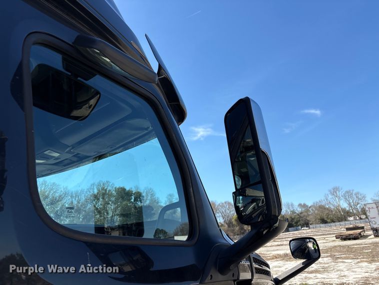 image for item YA2414 2020 Freightliner Cascadia semi truck