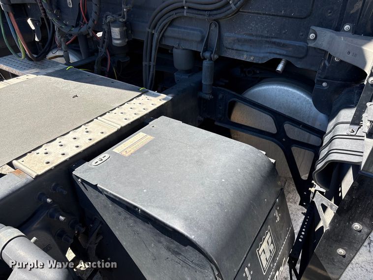 image for item YA2414 2020 Freightliner Cascadia semi truck