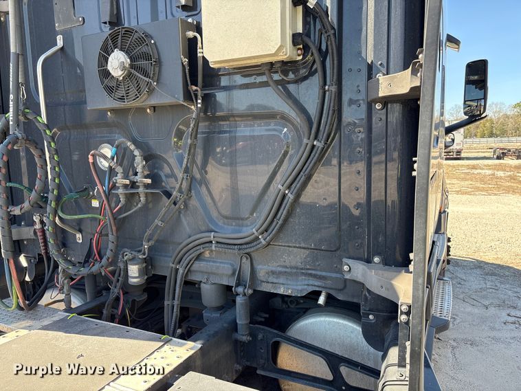 image for item YA2414 2020 Freightliner Cascadia semi truck