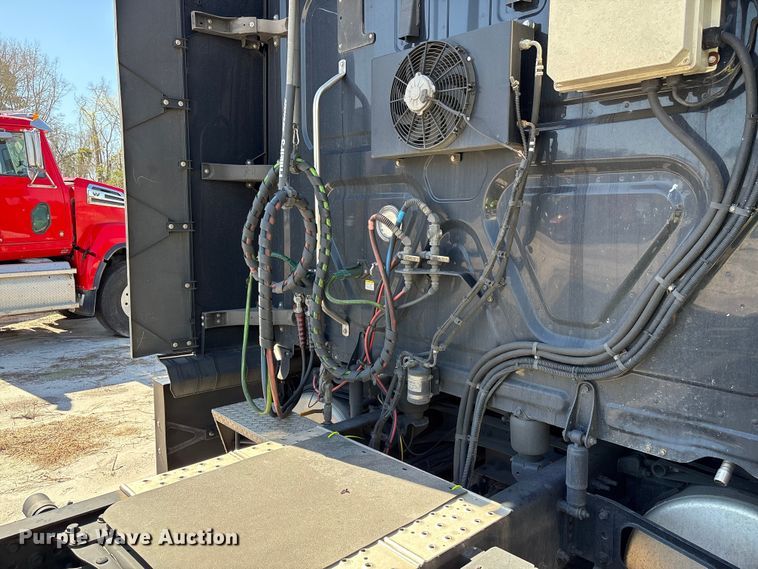 image for item YA2414 2020 Freightliner Cascadia semi truck