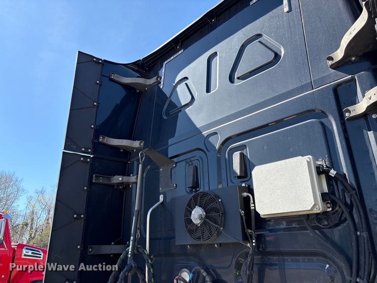 image for item YA2414 2020 Freightliner Cascadia semi truck