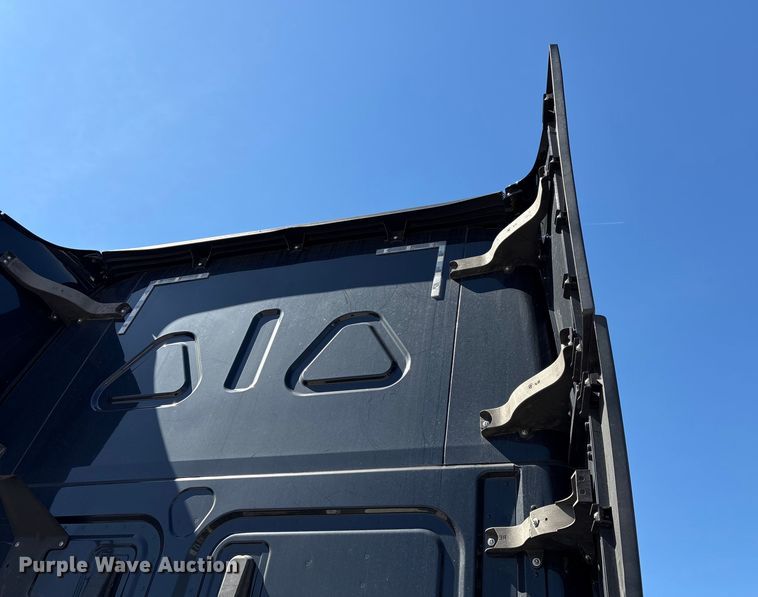 image for item YA2414 2020 Freightliner Cascadia semi truck
