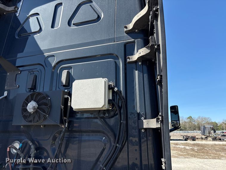 image for item YA2414 2020 Freightliner Cascadia semi truck