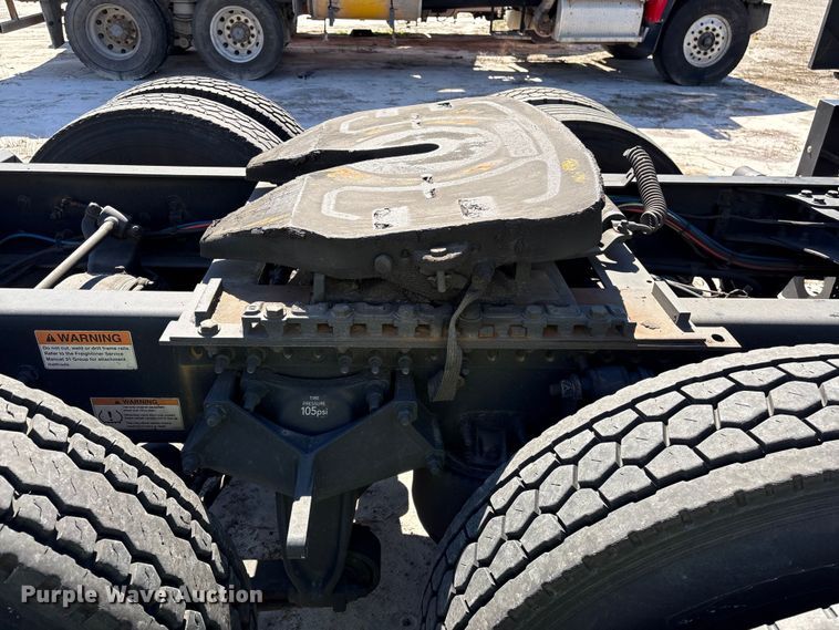 image for item YA2414 2020 Freightliner Cascadia semi truck