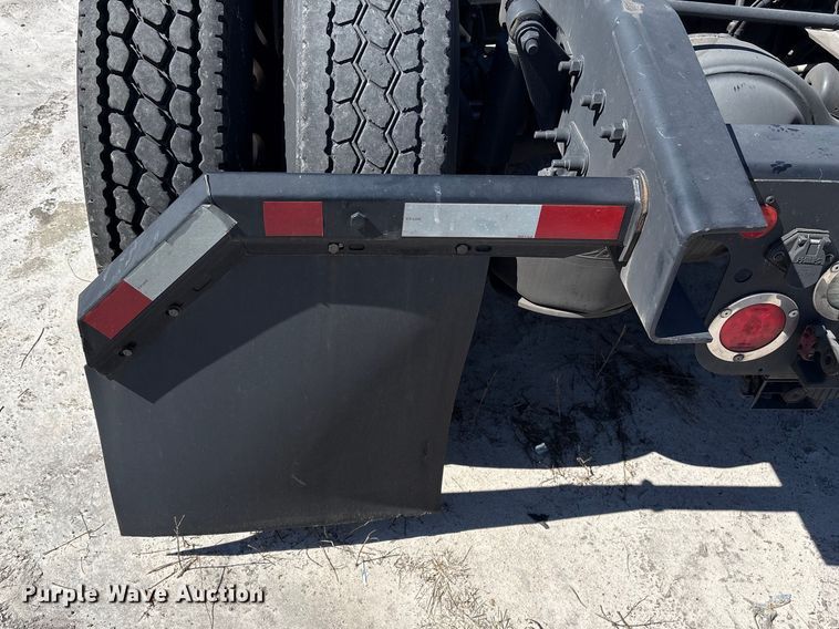 image for item YA2414 2020 Freightliner Cascadia semi truck