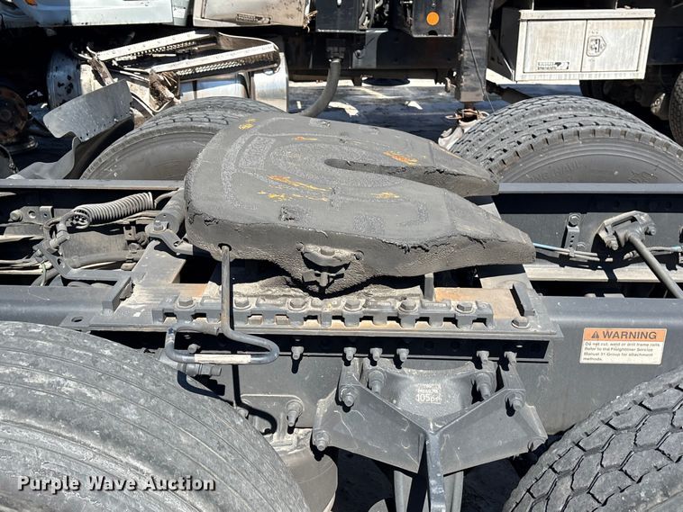 image for item YA2414 2020 Freightliner Cascadia semi truck