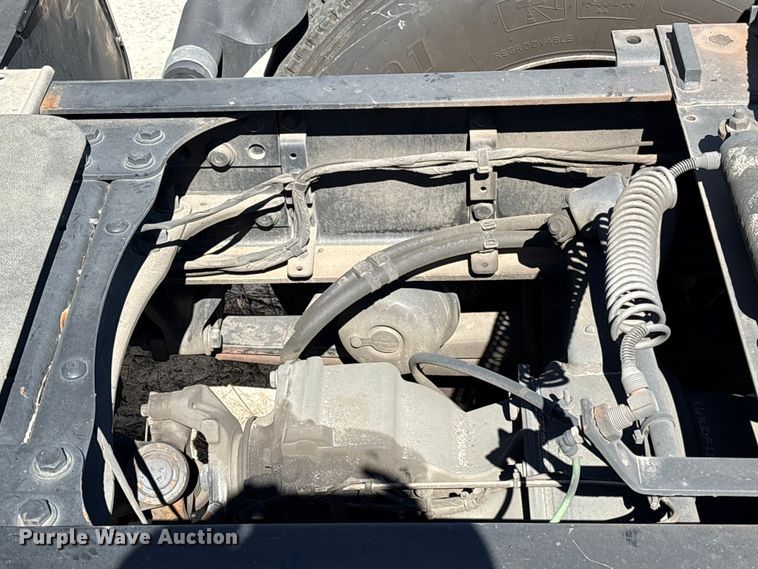 image for item YA2414 2020 Freightliner Cascadia semi truck