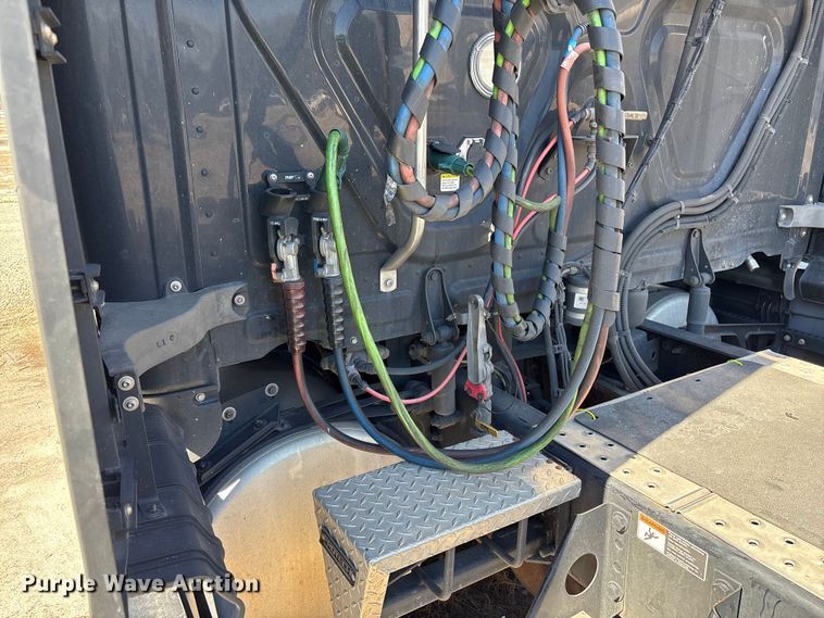 image for item YA2414 2020 Freightliner Cascadia semi truck