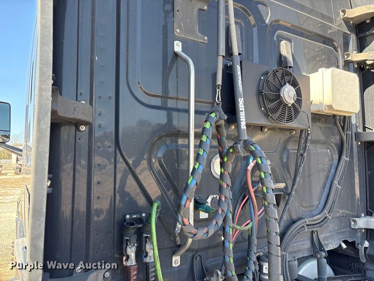 image for item YA2414 2020 Freightliner Cascadia semi truck