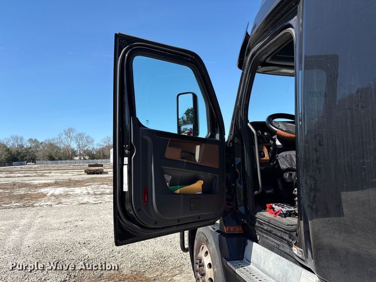 image for item YA2414 2020 Freightliner Cascadia semi truck