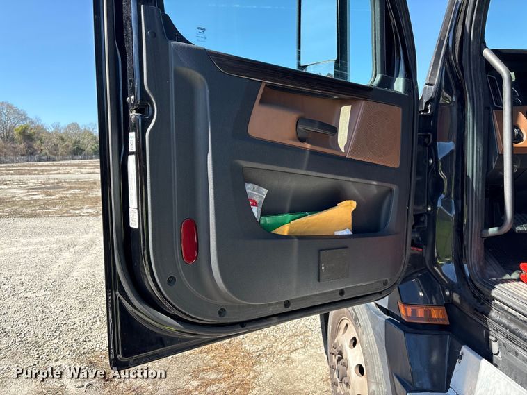 image for item YA2414 2020 Freightliner Cascadia semi truck