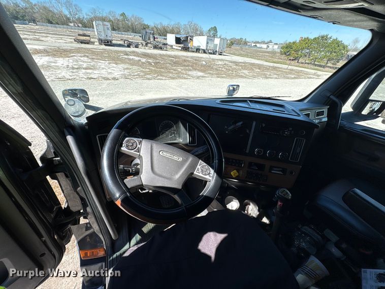 image for item YA2414 2020 Freightliner Cascadia semi truck