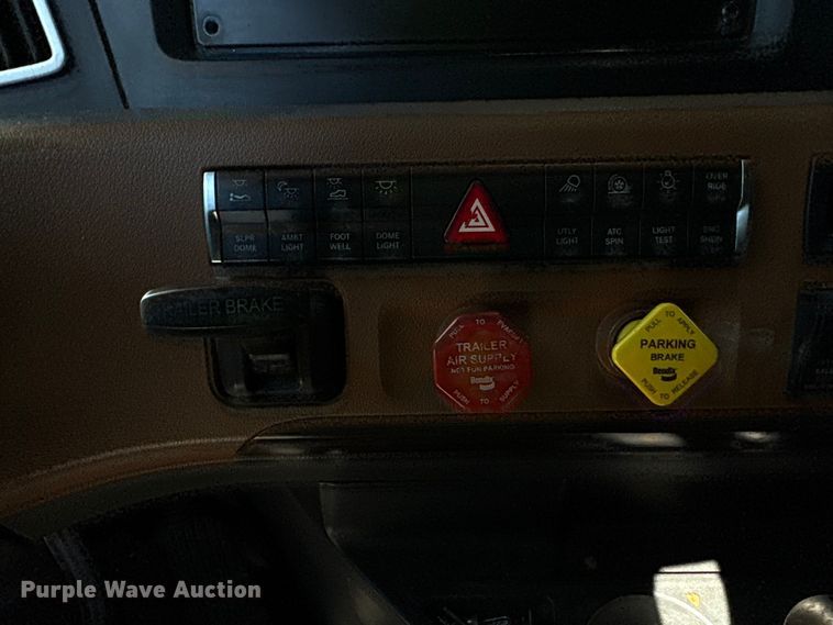 image for item YA2414 2020 Freightliner Cascadia semi truck