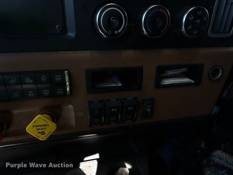 image for item YA2414 2020 Freightliner Cascadia semi truck
