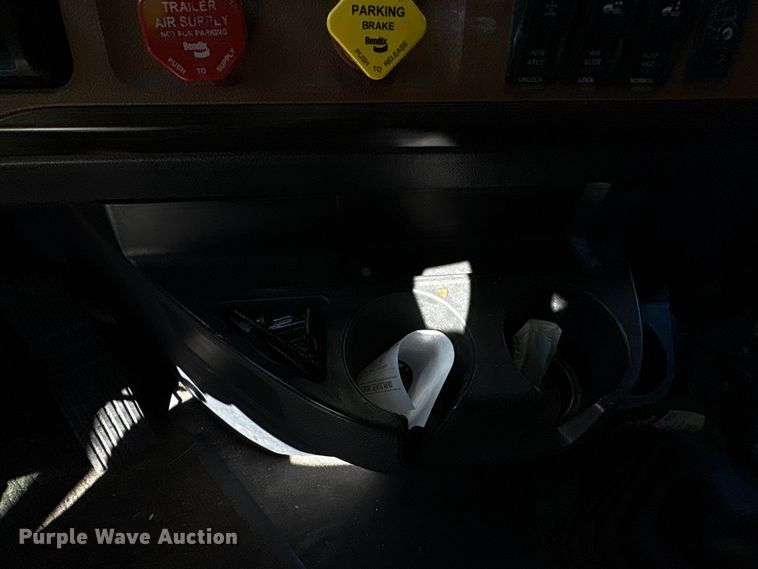 image for item YA2414 2020 Freightliner Cascadia semi truck